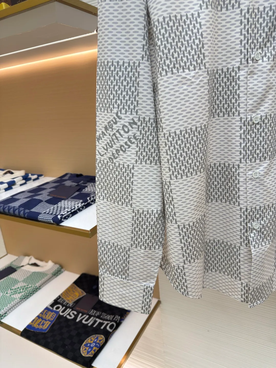 LOUIS VUITTON plain large checkered shirt ●Authentic product: purchased and developed for 10200 ●Item number: 1680321-B05 ●Fabric: polyester fiber fabric ●Technology: made on positioning cutting machine ●Version: fitted version ●Weight: about 300 grams ●Size: XS-S-M-L ●Description: The fabric is made of 40s*40s pure cotton plain fabric with a warp and weft density of 140*140. We purchased the Y version of the scanned pattern for printing, using semi-bleached cloth. Each position of the paper pattern positioning flower perfectly restores the Y version of the flower position. It is printed with digital paint direct-injection printing technology, and the laser burnt pattern is precisely cut into pieces. The left and right panels are designed with restored flowers. The sleeves and cuffs of the collar, seat, and back are made with positioning patterns based on the original pattern, and the buttons are hand-sewn with white hand-sprayed glossy paint. The overall wiring is straight and delicate, the fabric is comfortable and soft, and the color is consistent without color difference. It can be matched with the same style to create a fashionable look and control various occasions. Customized accessories, complete with three standards, same style for men and women!